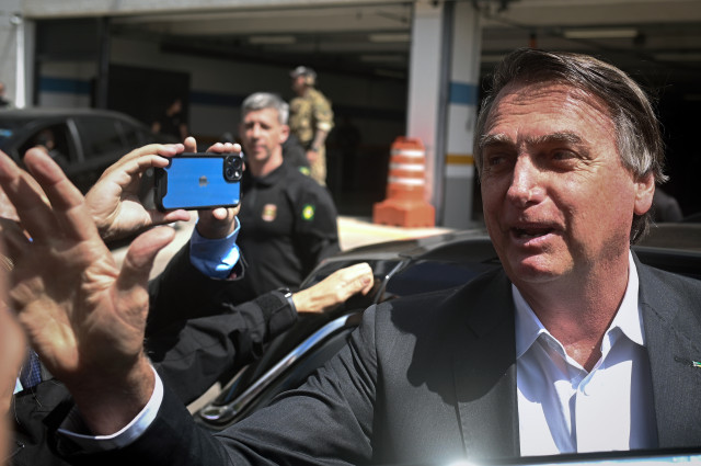 “Falsification of Vaccination Certificates: Brazilian Police Search Ex-President Bolsonaro’s Residence”