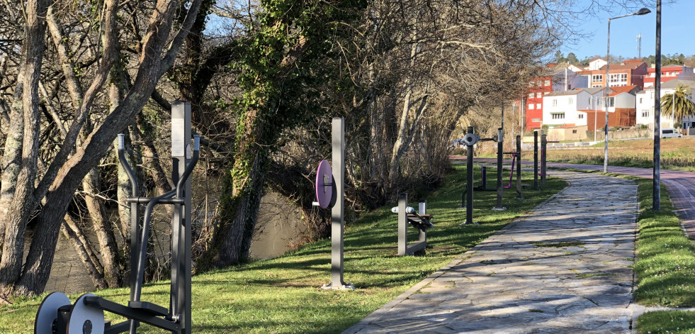 El Concello de Zas renueva los parques biosaludables en los paseos fluviales