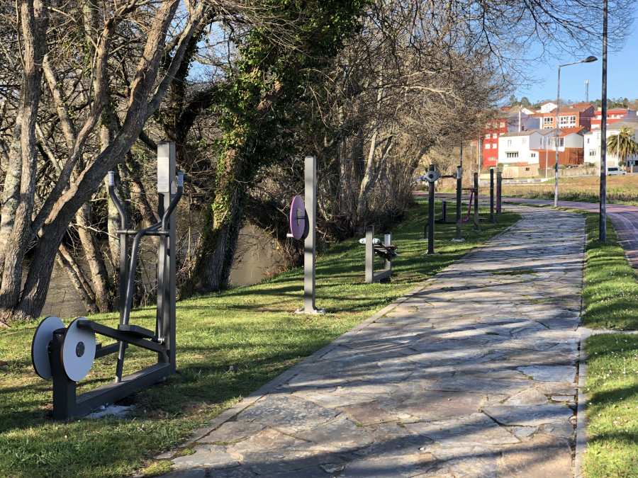 El Concello de Zas renueva los parques biosaludables en los paseos fluviales