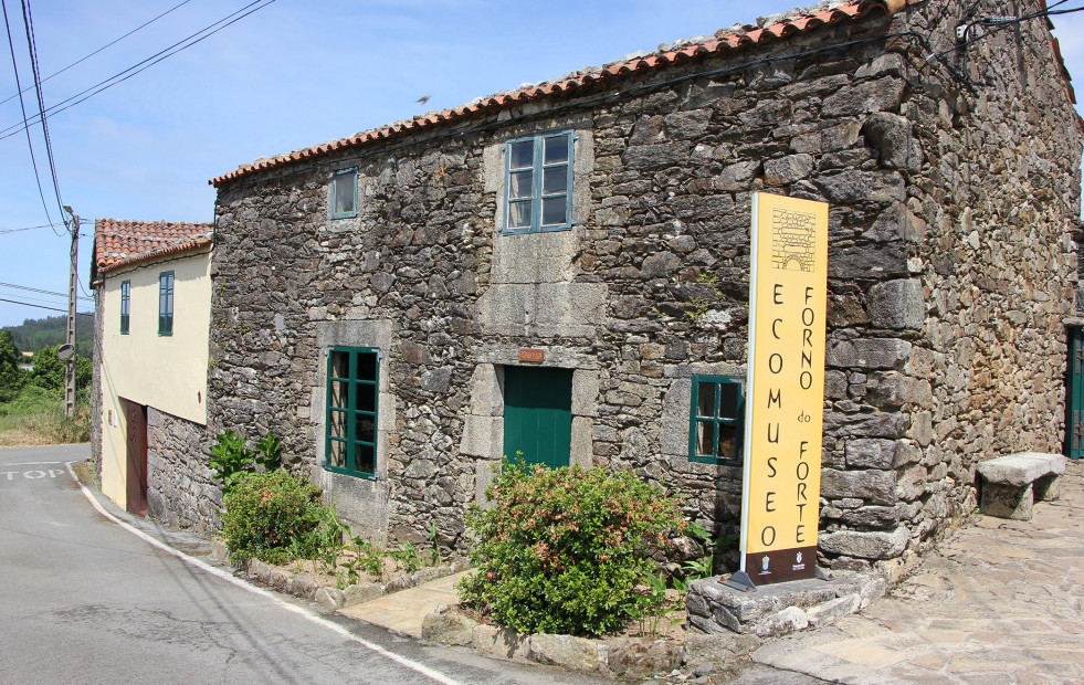 El Forno do Forte de Buño acoge la exposición de Xosé Vizoso