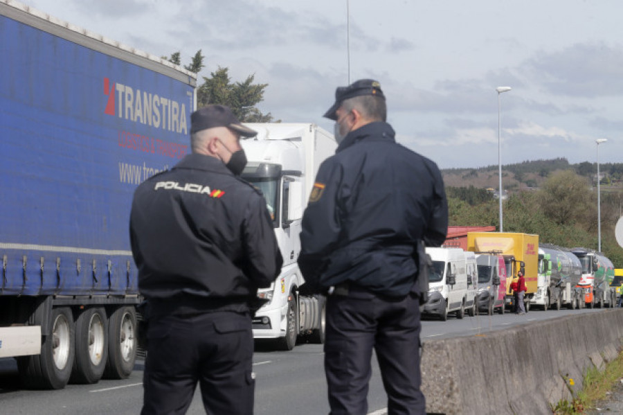 Tranquilidad en la sexta jornada de paro de los transportistas a la espera de la reunión de mañana