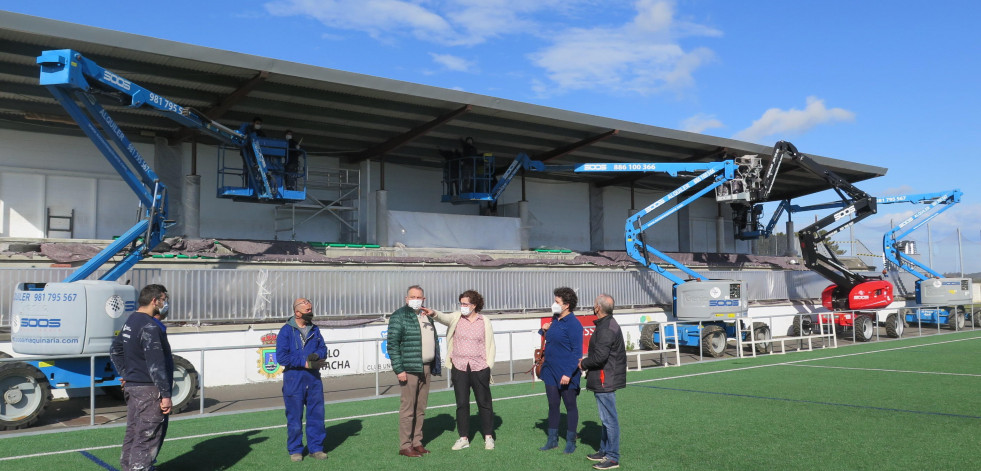 Los alumnos del obradoiro de empleo larachés mejoran el campo de fútbol de Paiosaco