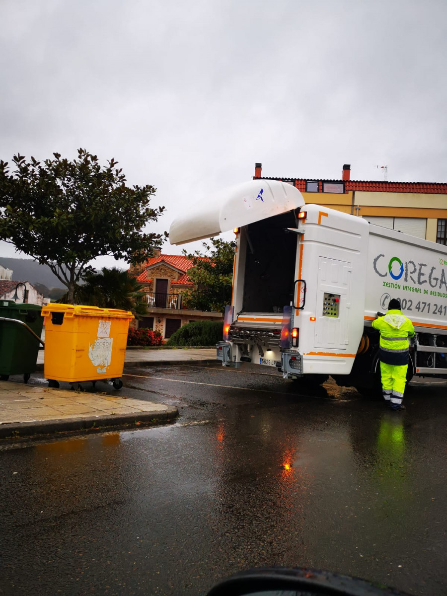 Limpieza de contenedores en Ponteceso