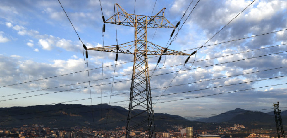 La luz se abarata este domingo hasta los 31,20 euros/MWh, el precio más bajo en un mes