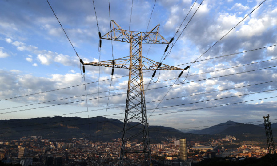 La luz se abarata este domingo hasta los 31,20 euros/MWh, el precio más bajo en un mes