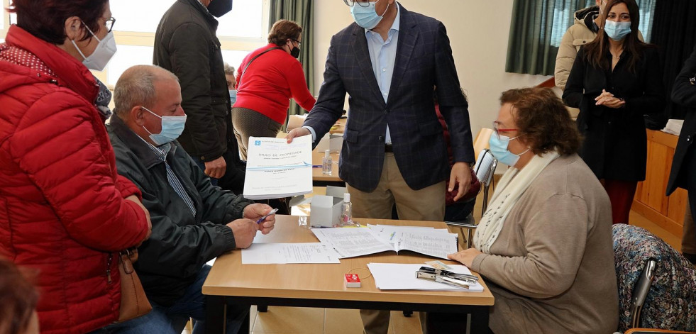 La entrega de títulos pone fin a la concentración parcelaria de Baio