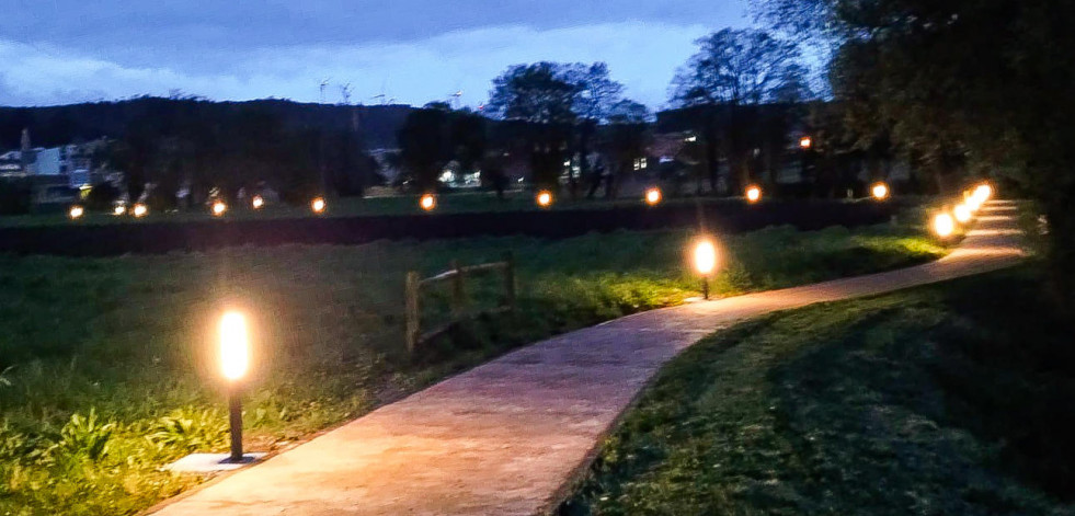 El Concello de Vimianzo instala setenta y cinco nuevas luminarias en el paseo fluvial