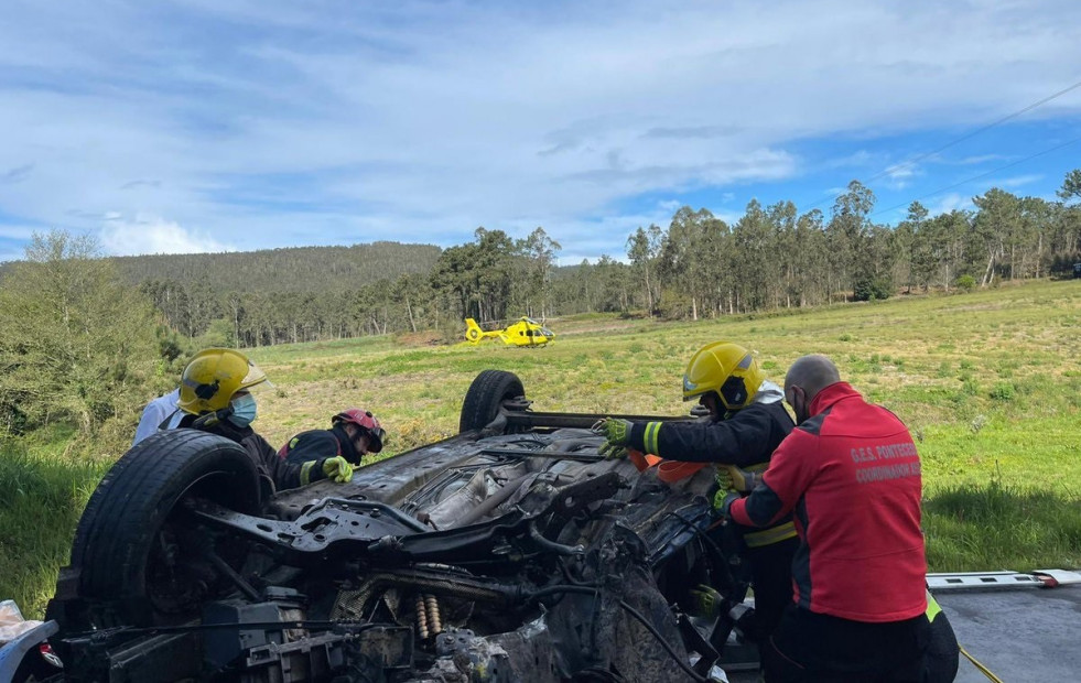 Dos personas heridas graves en un accidente de coche en Ponteceso