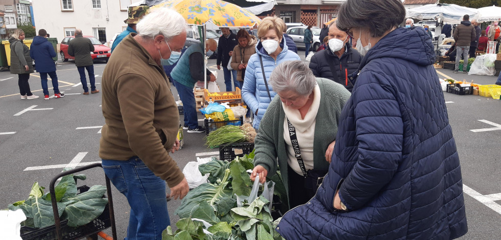 La patata nueva y los productos de temporada destacan en la feria de Paiosaco