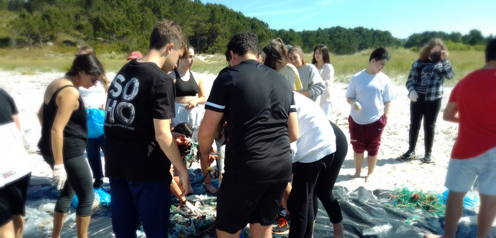 Recogidos más de 800 residuos en la playa da Ermida de Ponteceso