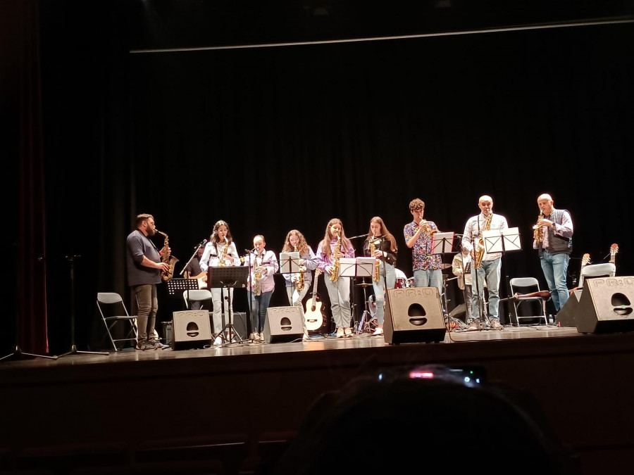 Alumnos de la Escuela de Música Moderna de Vimianzo demuestran su talento