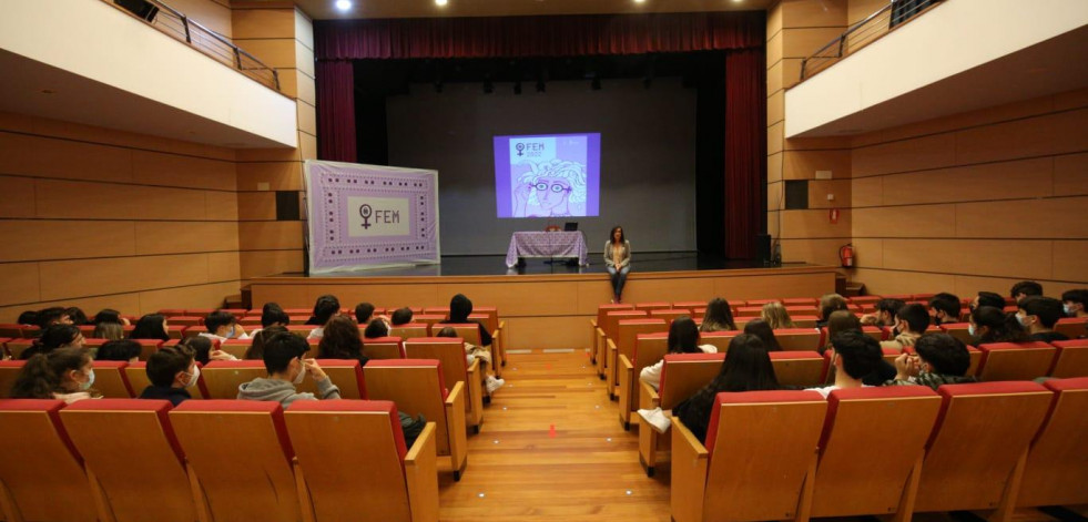 Estíbaliz Veiga cerró en el auditorio de Vimianzo el primer Festival Escena Muller