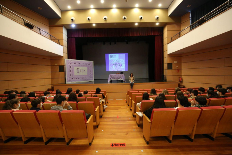 Estíbaliz Veiga cerró en el auditorio de Vimianzo el primer Festival Escena Muller