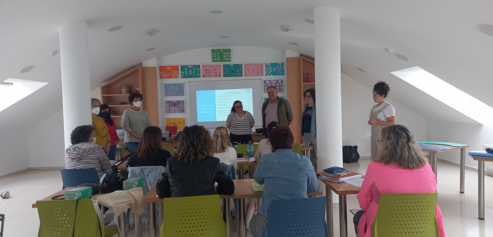 Las alumnas de atención sociosanitaria de A Laracha aprenden a cuidar enfermos con daño cerebral