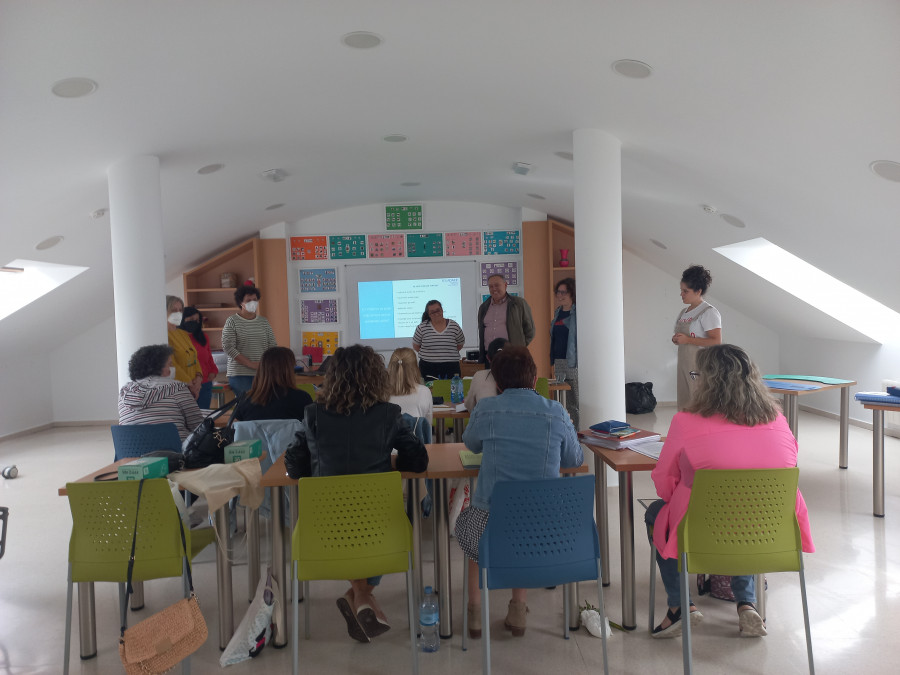 Las alumnas de atención sociosanitaria de A Laracha aprenden a cuidar enfermos con daño cerebral