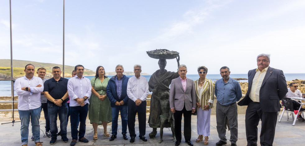 Una escultura para homenajear a las mujeres del mar, en el paseo marítimo de Malpica