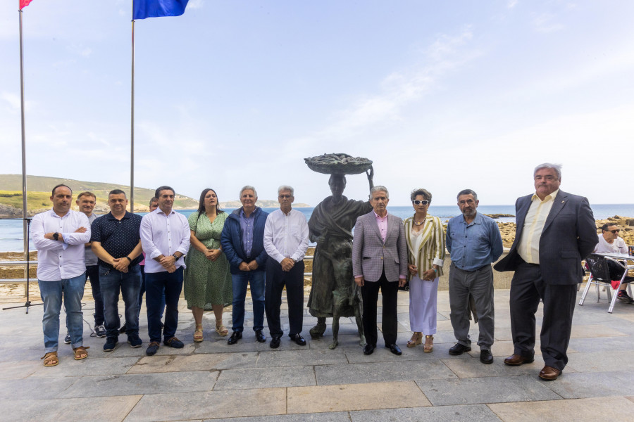 Una escultura para homenajear a las mujeres del mar, en el paseo marítimo de Malpica