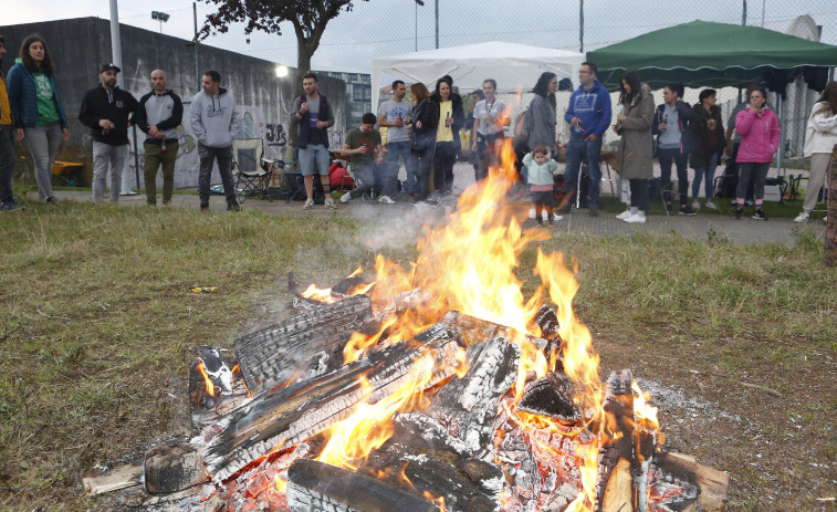 Carballo arde en San Xoán para espantar los malos augurios