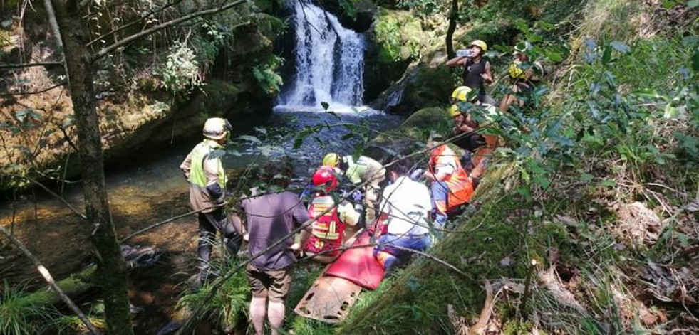 Rescatan en helicóptero a un senderista herido en un barranco de Mazaricos