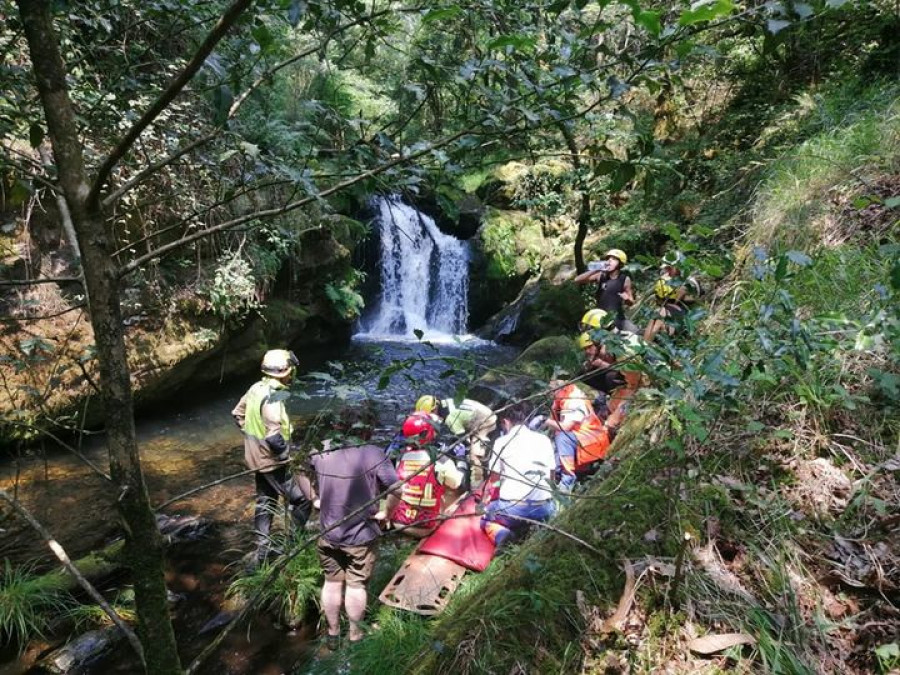 Rescatan en helicóptero a un senderista herido en un barranco de Mazaricos