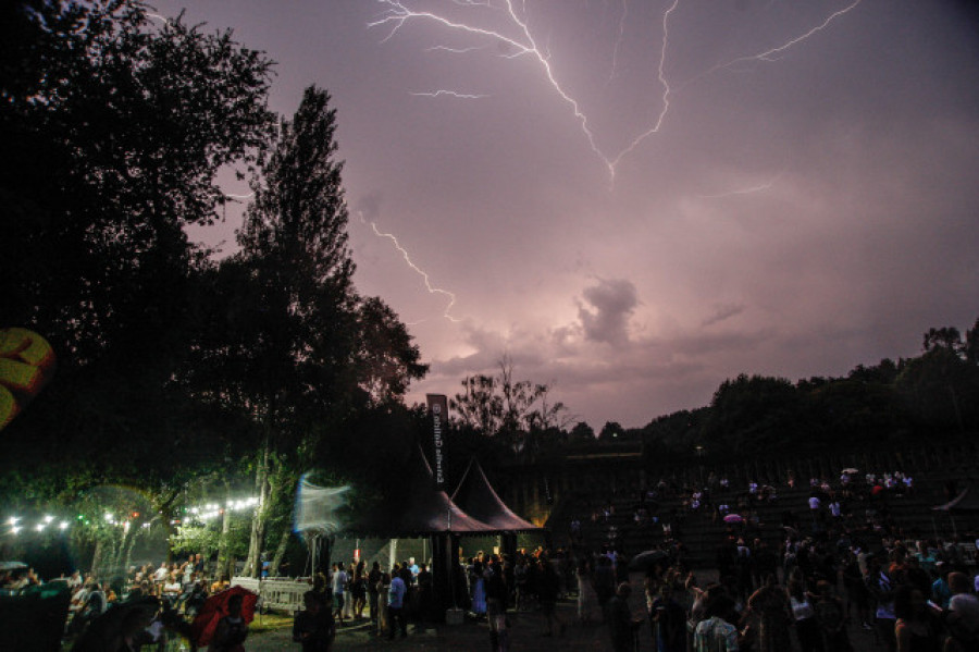 Las tormentas dejan en Galicia, tras las temperaturas extremas, miles de rayos y lluvia torrencial en Ourense y sur de Lugo