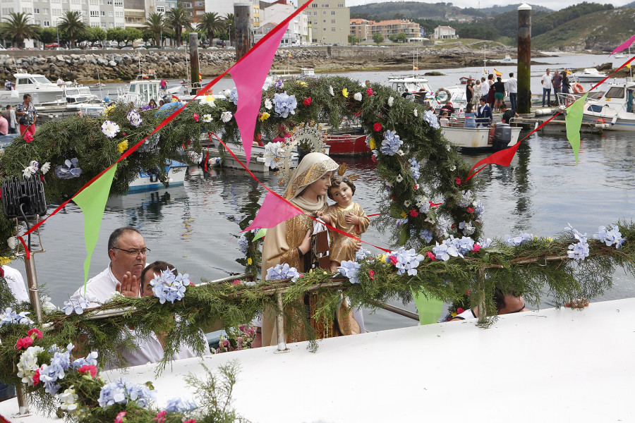 La Virgen del Carmen vuelve a surcar el mar de la Costa da Morte en su día grande