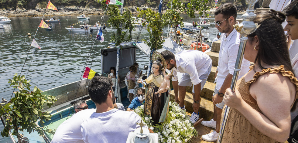 Los vecinos de Caión muestran un año más su devoción por la Virgen del Carmen