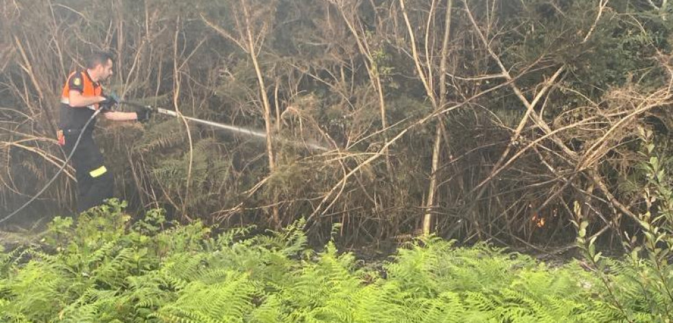 Sofocan un incendio forestal en la parroquia larachesa de Erboedo