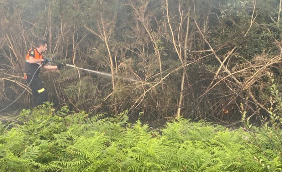 Sofocan un incendio forestal en la parroquia larachesa de Erboedo