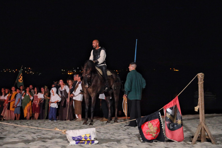 El desembarco en la playa, plato fuerte del mercado medieval de Corcubión