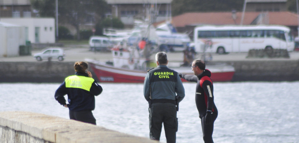 Localizan fallecido en el muelle de Cubiles a un octogenario que había sido dado por desaparecido en Cee