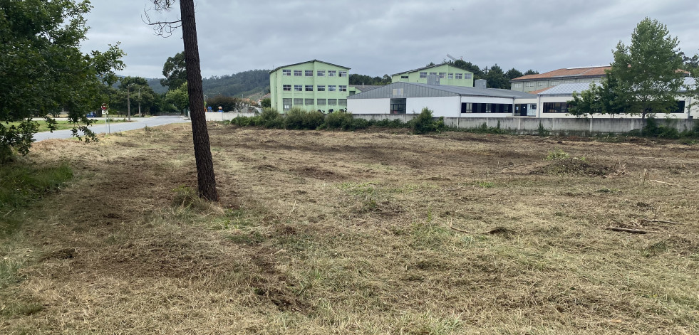 El Concello larachés acondiciona los terrenos que serán vinculados al CEIP Otero Pedrayo