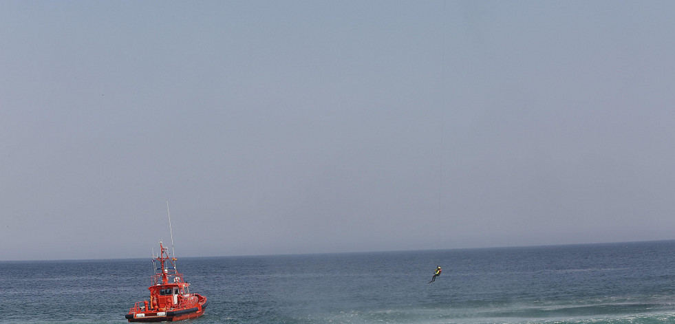 Remolcados los siete tripulantes de un pesquero a la deriva en Fisterra