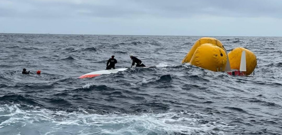 Rescatan con vida al francés cuyo velero volcó en Malpica