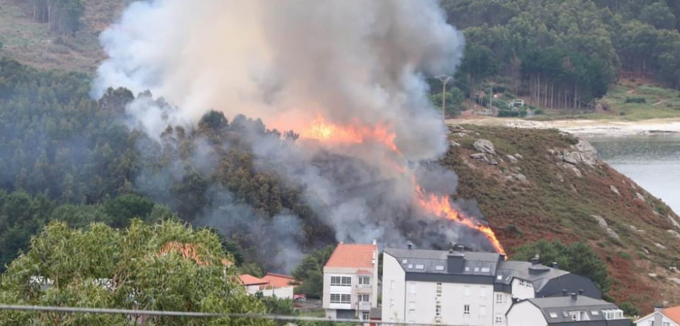 Extinguido el incendio forestal provocado por un rayo en la playa de Osmo, en Corme