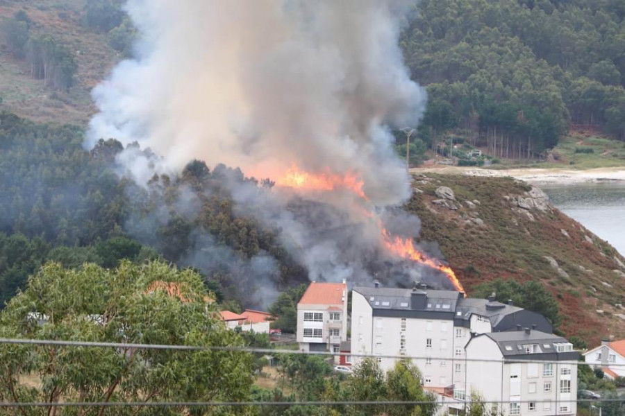 Extinguido el incendio forestal provocado por un rayo en la playa de Osmo, en Corme