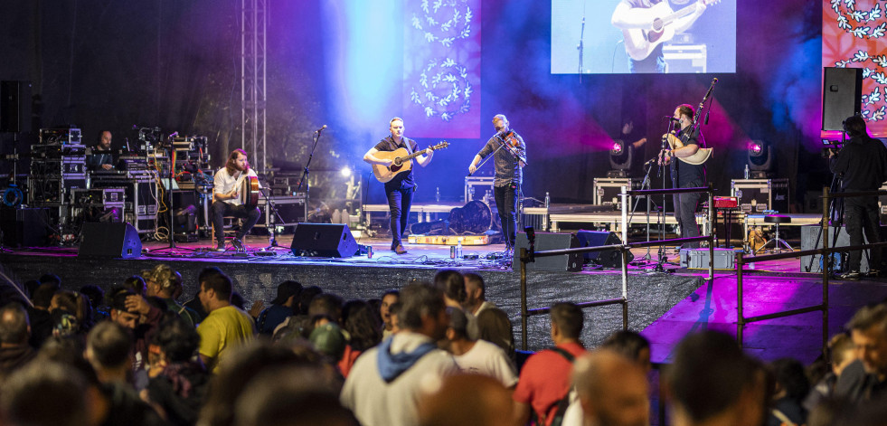 Miles de personas disfrutan del mejor folk en la Festa da Carballeira