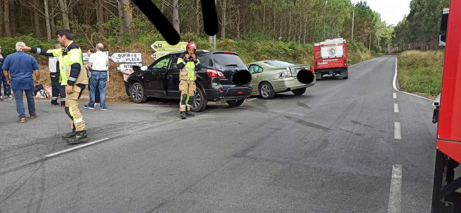 Tres heridos en una colisión en el cruce de Nemiña