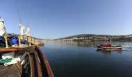 Remolcan al puerto de Muros un velero que sufrió un incendio a bordo mientras navegaba por la ría