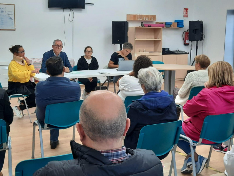 Los vecinos de Oza demandan la construcción de una senda peatonal en la carretera de Razo