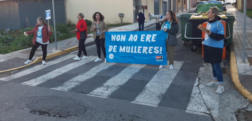 Protesta de las trabajadoras del Consorcio  de Igualdade e Benestar en A Laracha