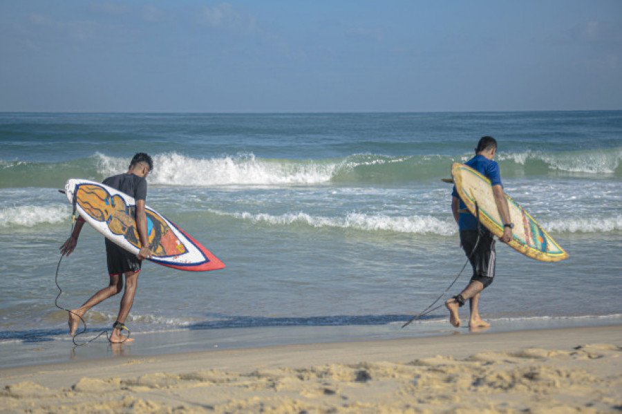 Surfear las aguas de Gaza, una sensación de libertad cada vez más popular