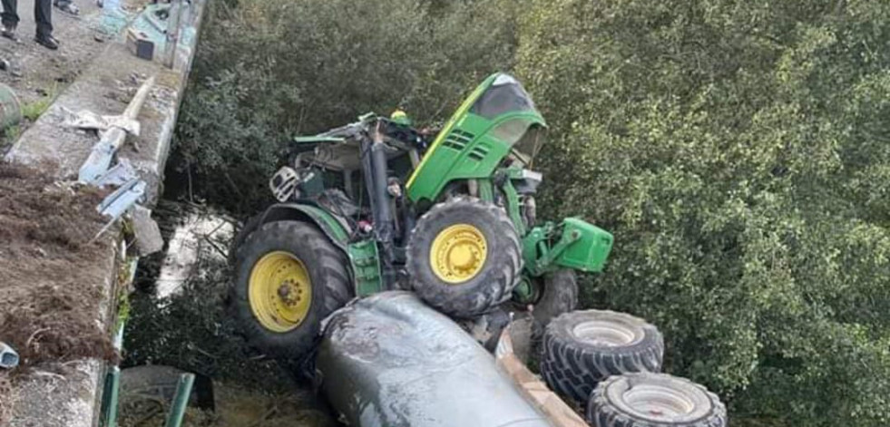 Un tractor cae desde el puente de Señoráns, en Vimianzo