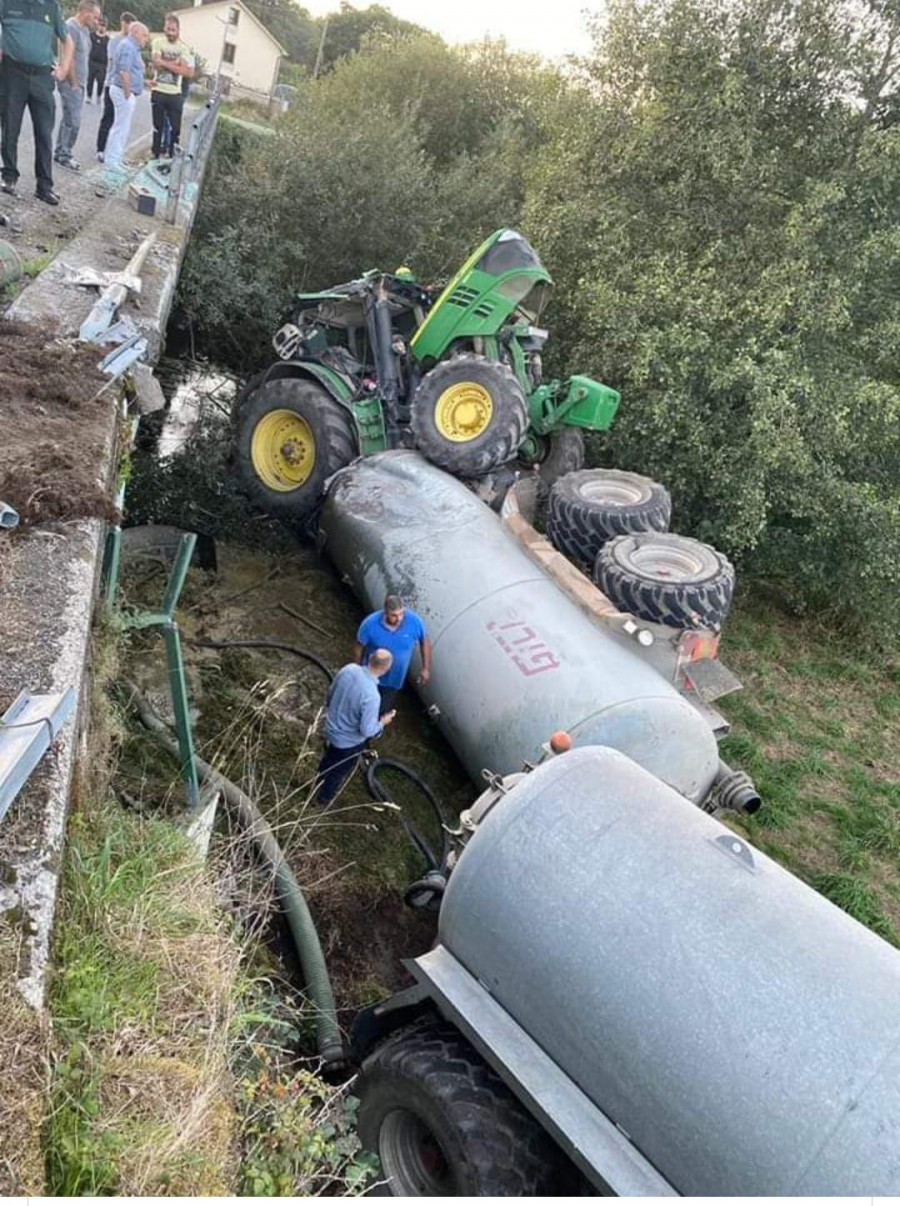 Un tractor cae desde el puente de Señoráns, en Vimianzo