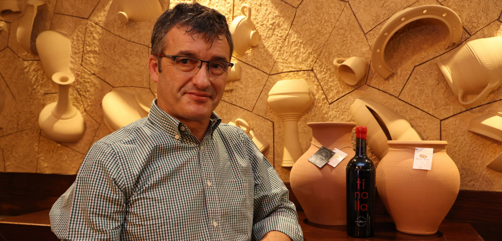 Oleiros de Buño diseñan tinajas con arcilla local para aplicar en las bodegas