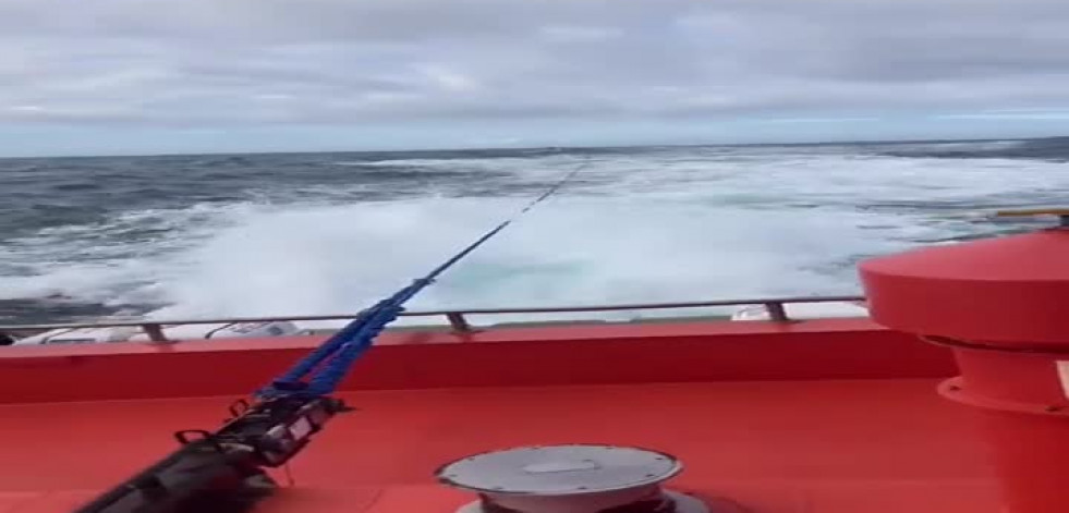 Remolcan al puerto de A Coruña al pesquero de Malpica Ronsel Dos