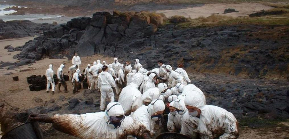 Camariñas homenajeará a los voluntarios veinte años después del Prestige