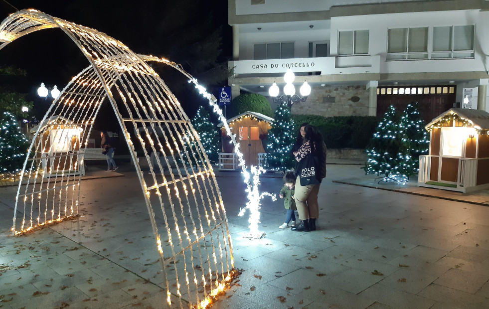 Ponteceso inaugura un Belén solidario en A Trabe con figuras de olería de Buño