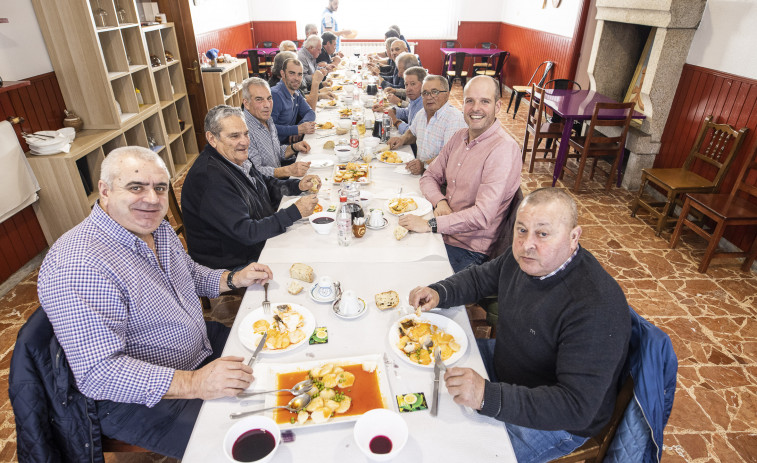 Comida de la peña social Casa Mosqueira de Pazos