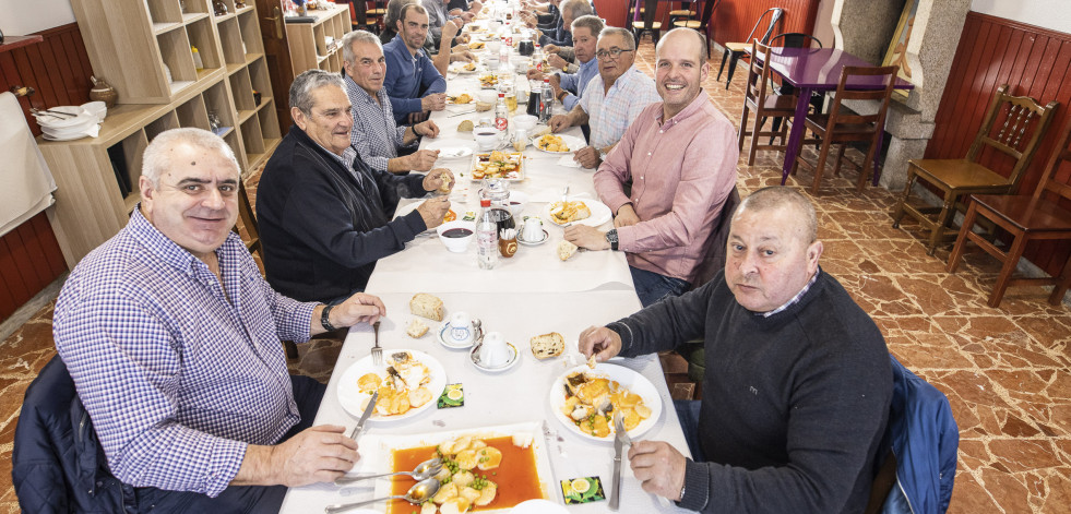 Comida de la peña social Casa Mosqueira de Pazos